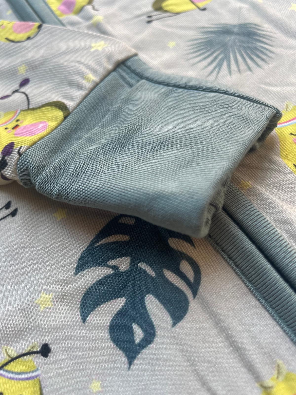 Bamboe Baby Boxpakje - Tweewegritssluiting en Ingebouwde Wantjes & Sokjes - Beige/Groen met Avocado's - Kraamcadeau - Jongens en Meisjes Romper