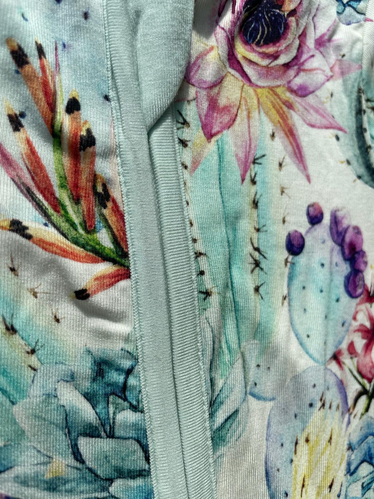 Kak-tussen de bloemen