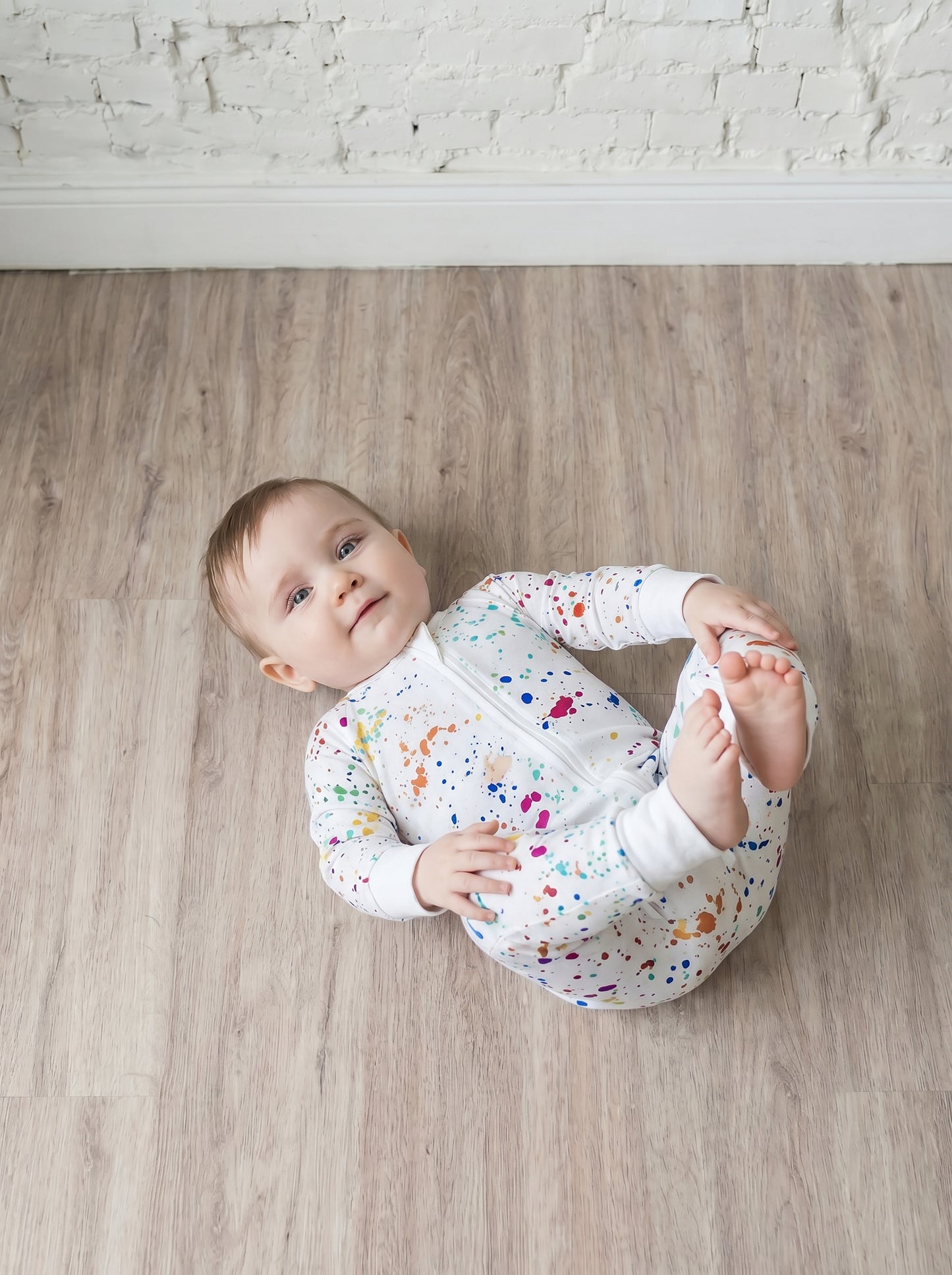 Bamboe Baby Boxpakje - Tweewegritssluiting en Ingebouwde Wantjes & Sokjes - Wit met Verfspatten - Kraamcadeau - Jongens en Meisjes Romper